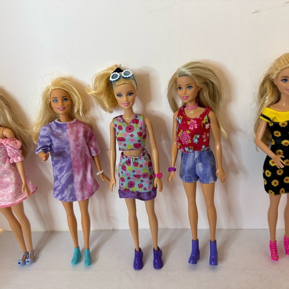 Five Blonde Barbies with all NEW outfits and accessories and storage bags! - Picture 3 of 16